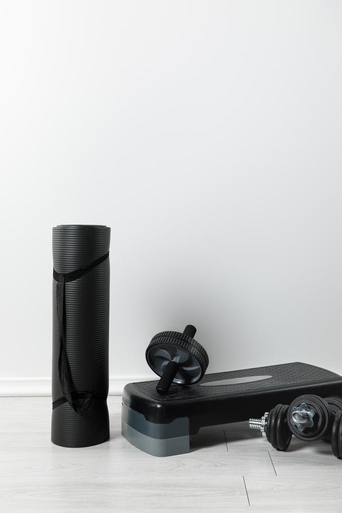 alfombra de fitness negro y cosas deportivas en el suelo en casa
   - Foto, Imagen