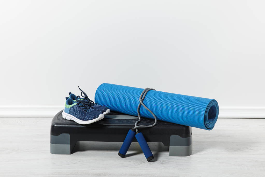 степ-платформа, фитнес-коврик, прыжки и спортивная обувь на полу дома
  - Фото, изображение
