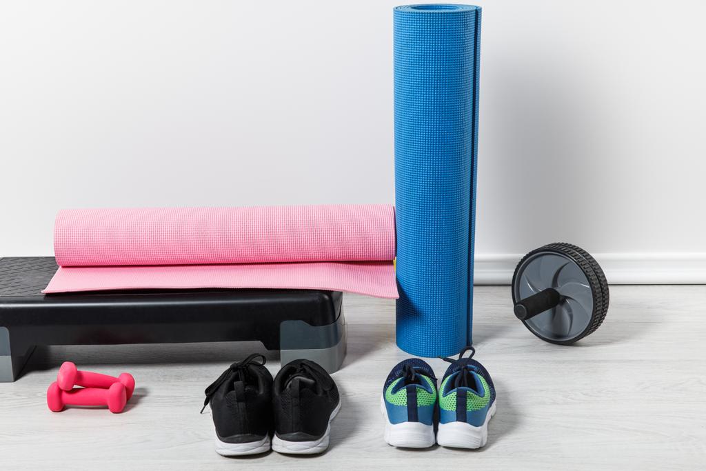 крокова платформа, фітнес-матеріали та спортивний одяг на підлозі вдома
  - Фото, зображення