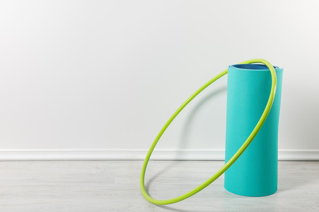 tapete de fitness azul e halteres verdes no chão em casa
 - Foto, Imagem