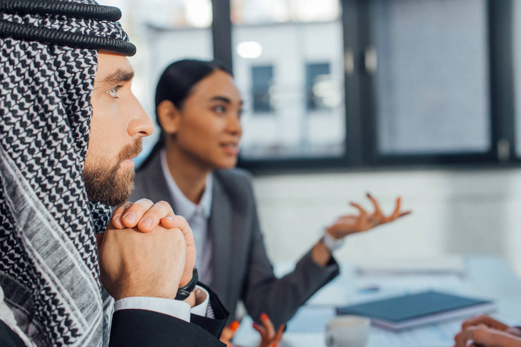 арабський бізнесмен і перекладач розмовляють з партнером в сучасному офісі
  - Фото, зображення
