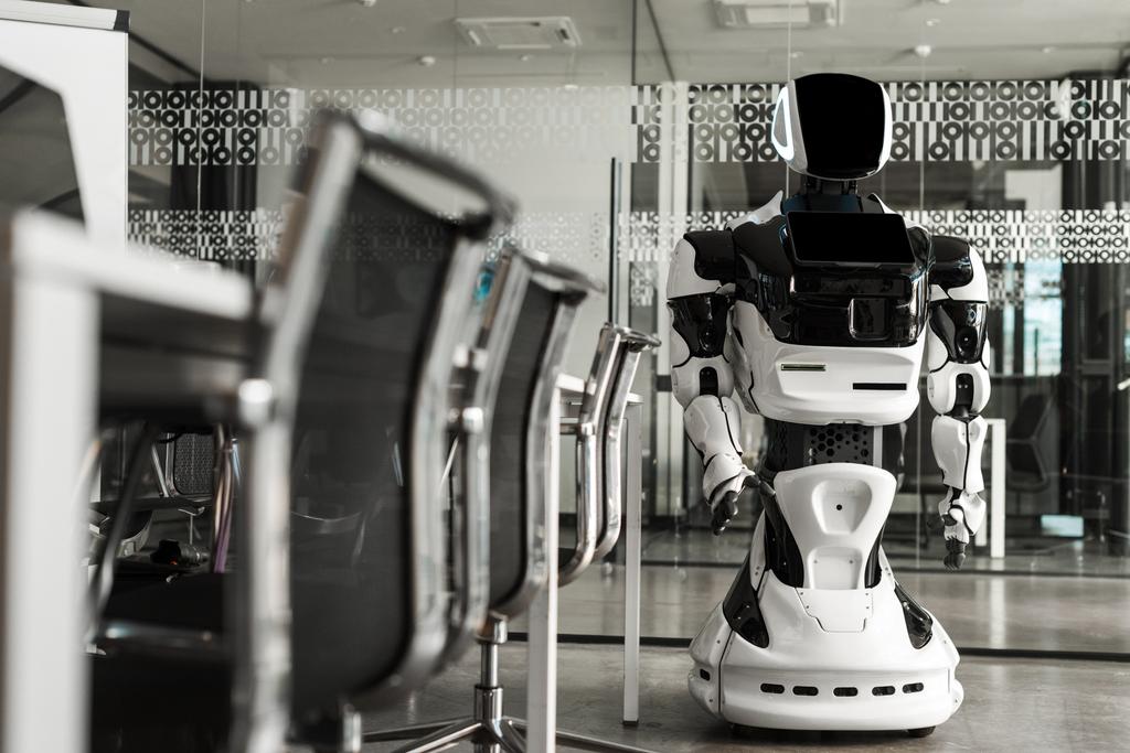 Selektiver Fokus des humanoiden Roboters im Konferenzsaal des modernen Büros - Foto, Bild
