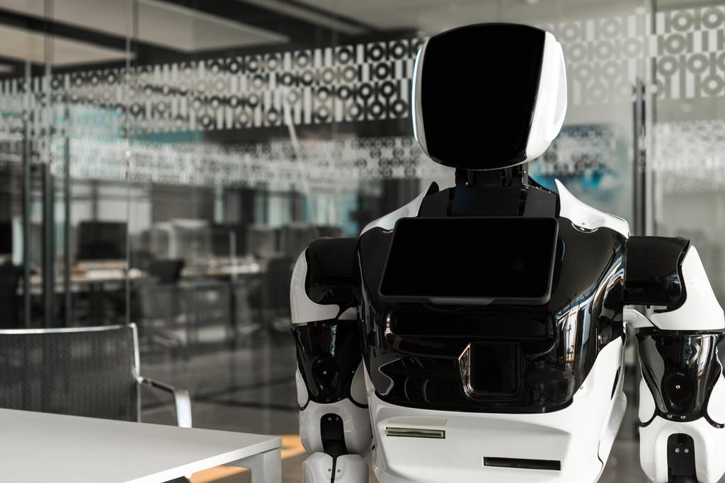 humanoïde robot staan in conferentiezaal van modern kantoor - Foto, afbeelding