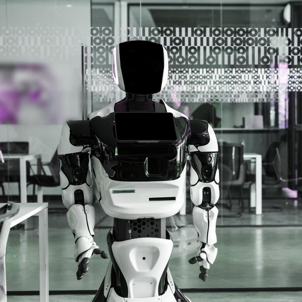 Modern ofisin konferans salonunda duran insansı robot. - Fotoğraf, Görsel