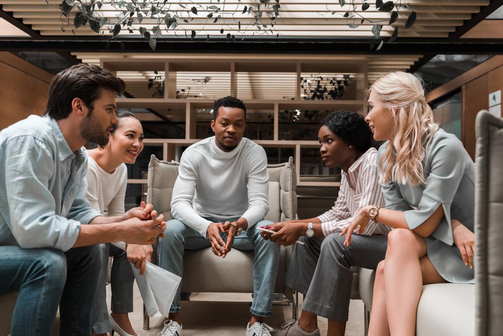 fiatal multikulturális üzletemberek ülnek társalgó zóna alatt találkozó - Fotó, kép