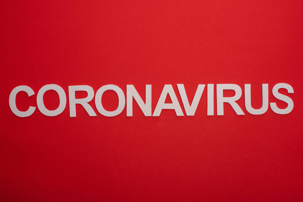Kırmızı üzerine izole edilmiş Coronavirus yazıtının üst görünümü - Fotoğraf, Görsel