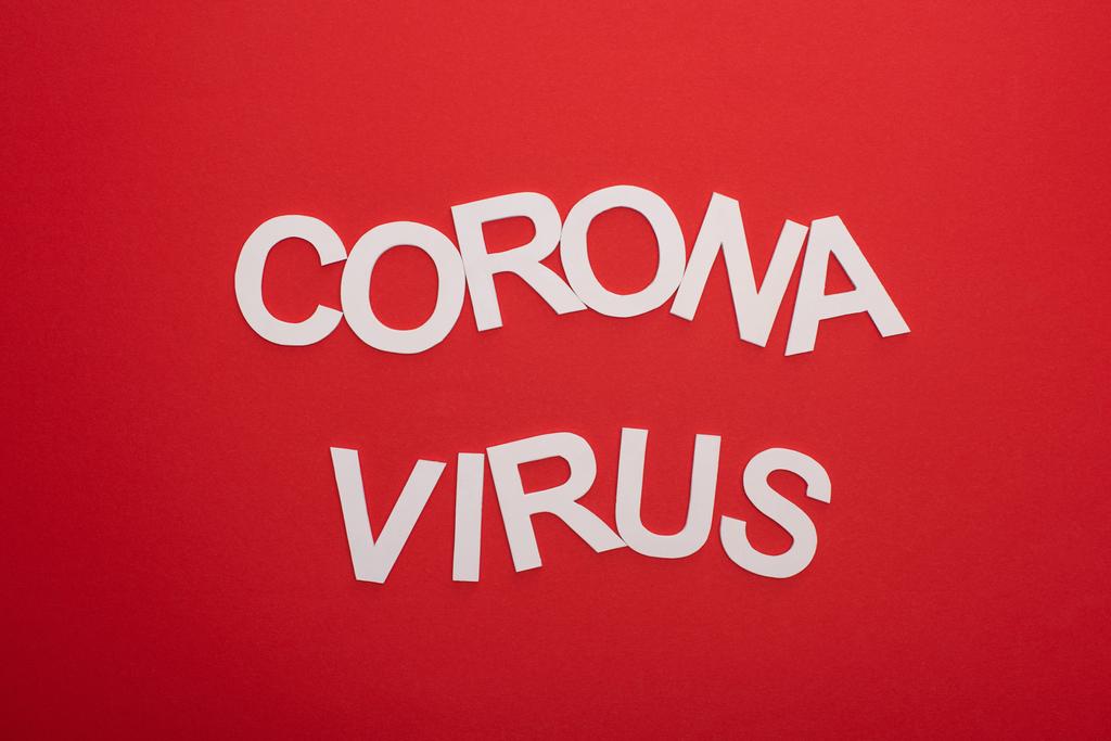 Vue du dessus du lettrage du coronavirus isolé sur rouge
 - Photo, image