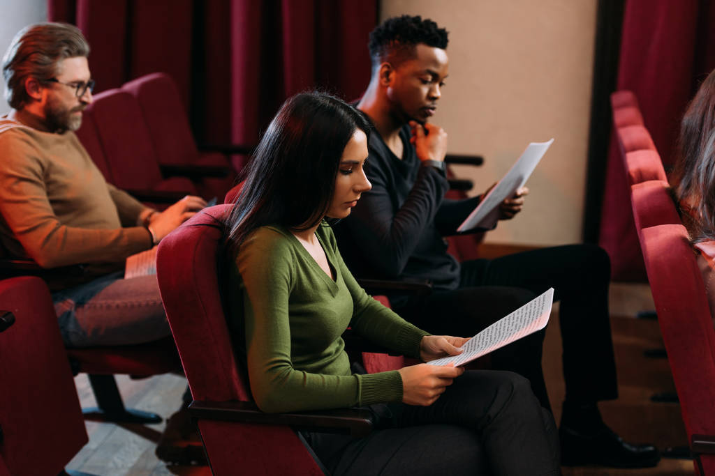 actores multiétnicos y actriz leyendo guiones en el teatro
 - Foto, imagen
