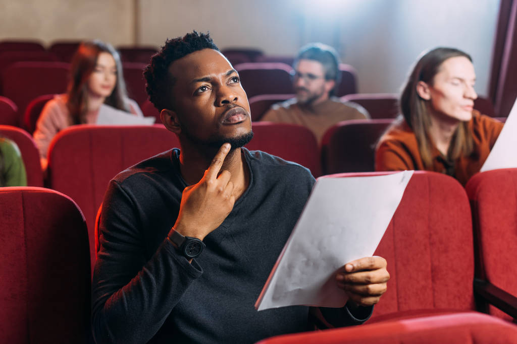 fiatal többnemzetiségű színészek forgatókönyveket olvasnak a színházban - Fotó, kép