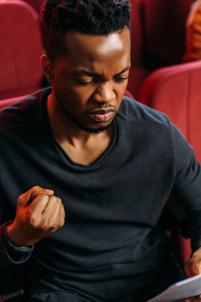 agresszív afro-amerikai színész olvasási forgatókönyv próba közben  - Fotó, kép