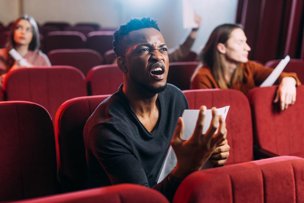 attore afroamericano emotivo che interpreta la rabbia in teatro
 - Foto, immagini