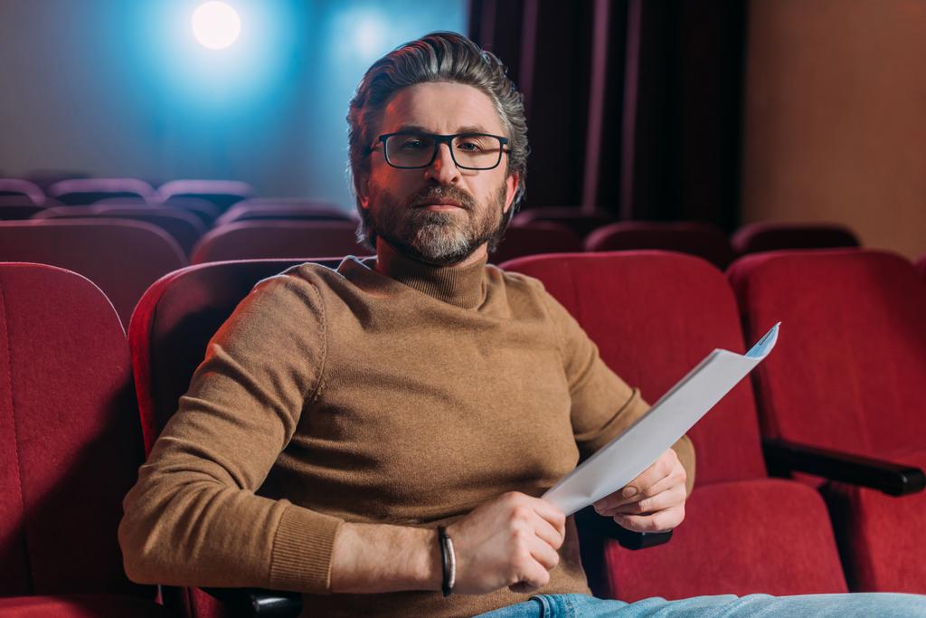 diretor de palco barbudo com cenário em assentos no teatro
  - Foto, Imagem
