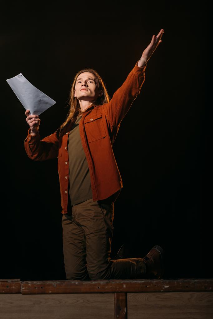 ator bonito com roteiro jogando no palco durante o ensaio
  - Foto, Imagem