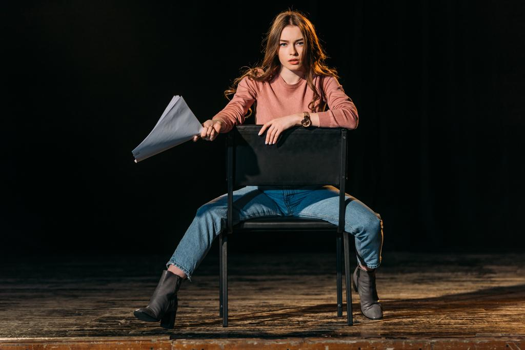 joven actriz con guion interpretando papel en el escenario en el teatro
 - Foto, imagen