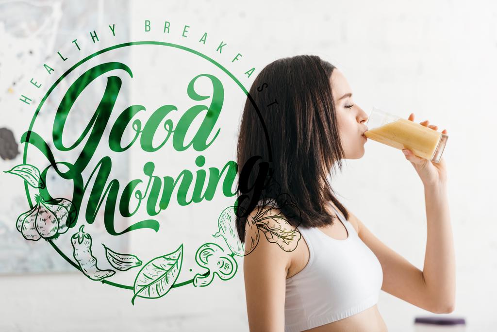 Seitenansicht attraktive Sportlerin trinkt Smoothie in der Küche in der Nähe von Guten Morgen und gesundem Frühstück Illustration - Foto, Bild