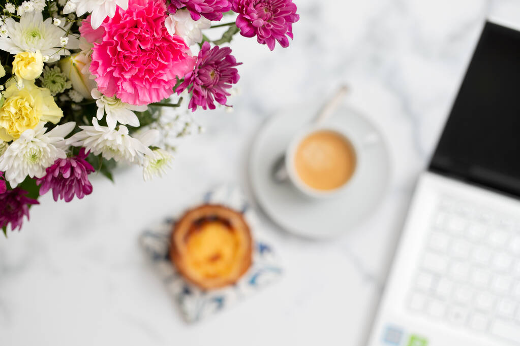 schöne Blumen und Kaffee mit Pastell de nata - Foto, Bild