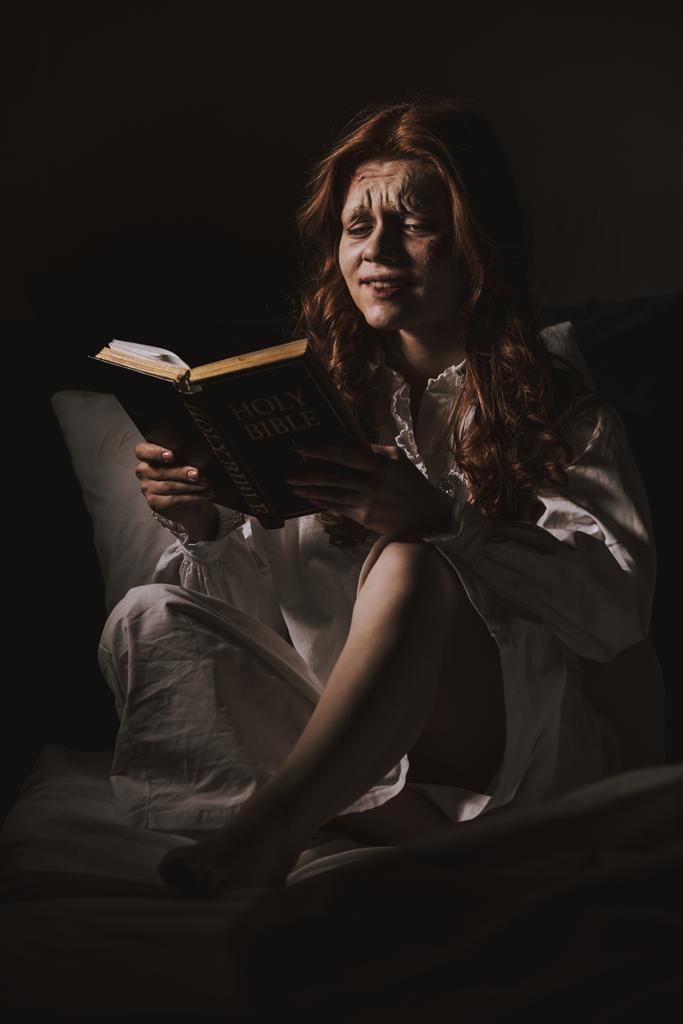 demoníaco chorando mulher em camisola leitura bíblia sagrada na cama
 - Foto, Imagem