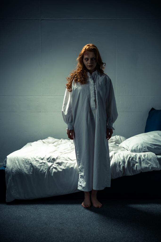 θηλυκό δαίμονας με νυχτικό στέκεται στην κρεβατοκάμαρα - Φωτογραφία, εικόνα