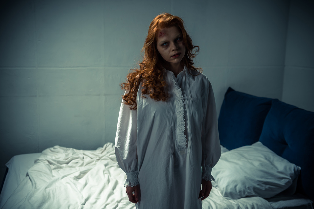 Gruseliges dämonisches Mädchen im Nachthemd steht im Schlafzimmer - Foto, Bild