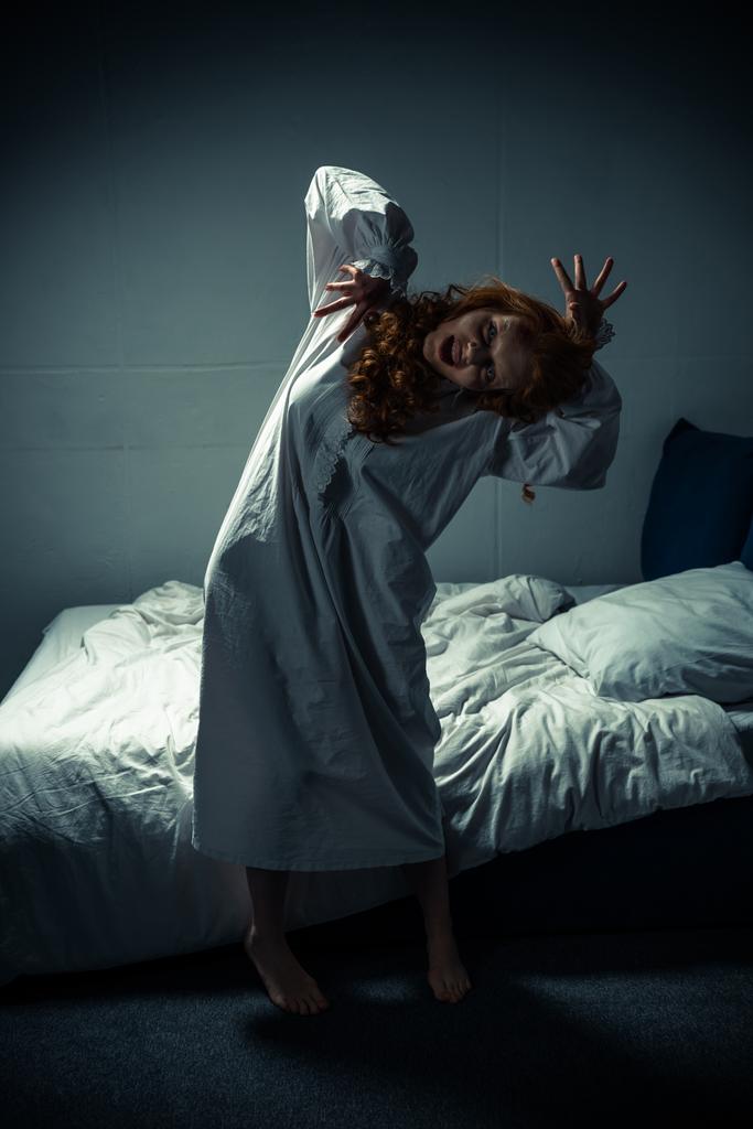 ανατριχιαστικό κορίτσι με νυχτικό να φωνάζει στην κρεβατοκάμαρα - Φωτογραφία, εικόνα