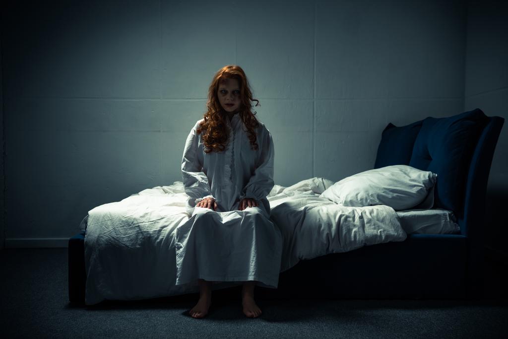 szalona kobieta w koszuli nocnej siedzi na łóżku - Zdjęcie, obraz