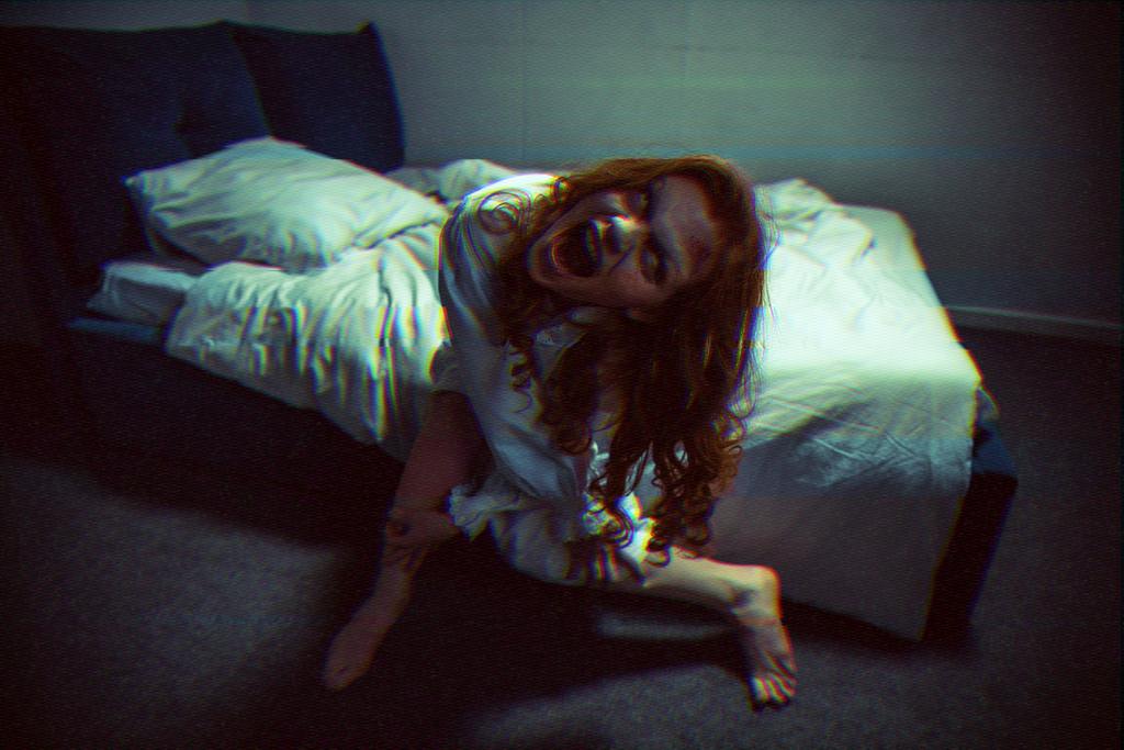 寝たきりの女の子でベッドルームで叫んで - 写真・画像