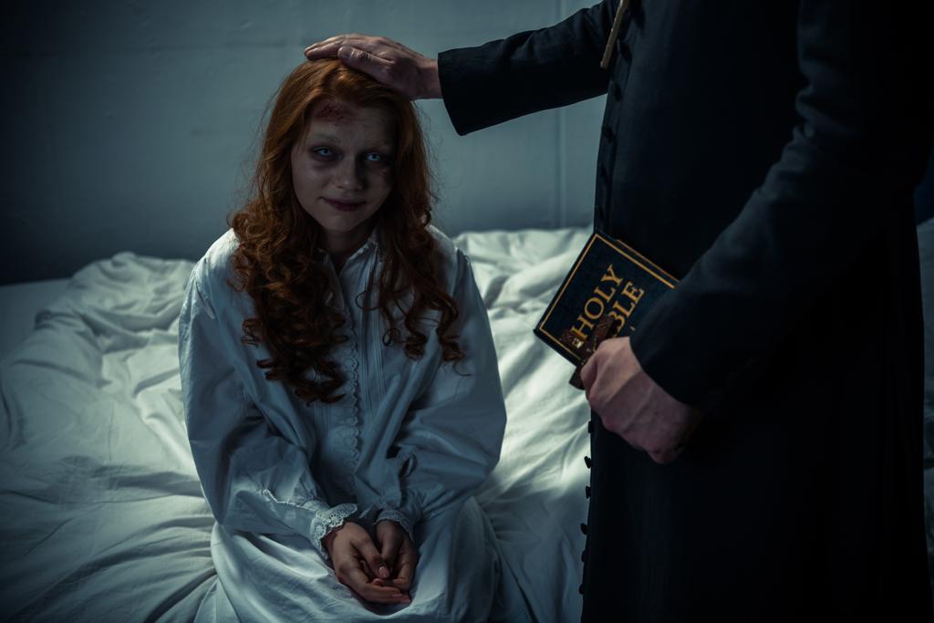 Manaaja tilalla Raamattu ja halaus demoninen kammottava tyttö makuuhuoneessa
  - Valokuva, kuva
