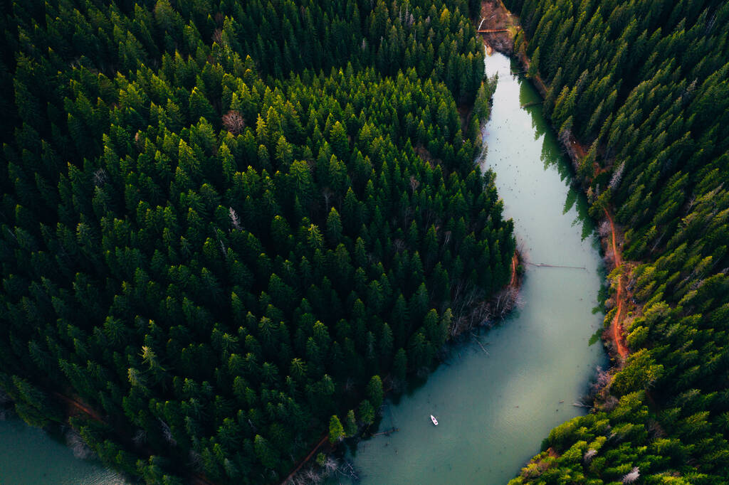 Lago com pequenos barcos vistos de um drone
  - Foto, Imagem
