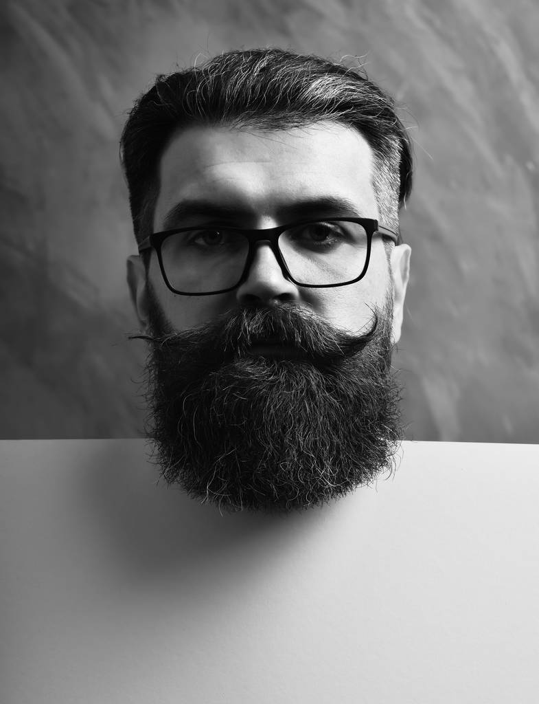 Hombre barbudo, brutal hipster caucásico con bigote en gafas - Foto, Imagen
