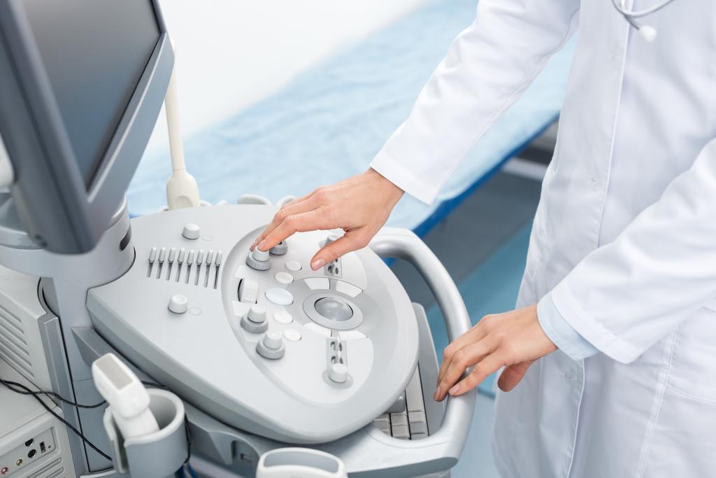 vista recortada del médico que trabaja con el escáner de ultrasonido con pantalla en blanco en la clínica
  - Foto, Imagen