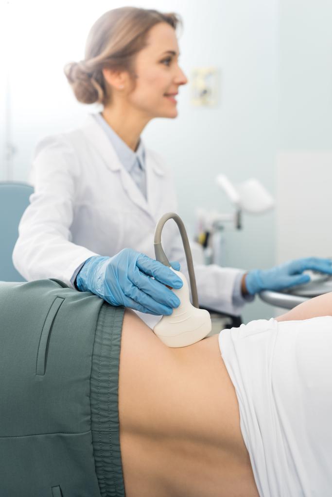 ammattinainen lääkäri tutkii potilaan munuaisen ultraäänitutkimuksella klinikalla
   - Valokuva, kuva