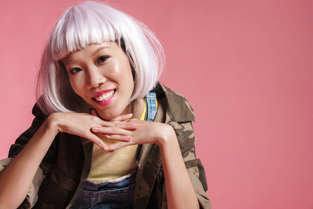 Imagen de chica asiática positiva usando peluca blanca sonriendo a la cámara
 - Foto, Imagen