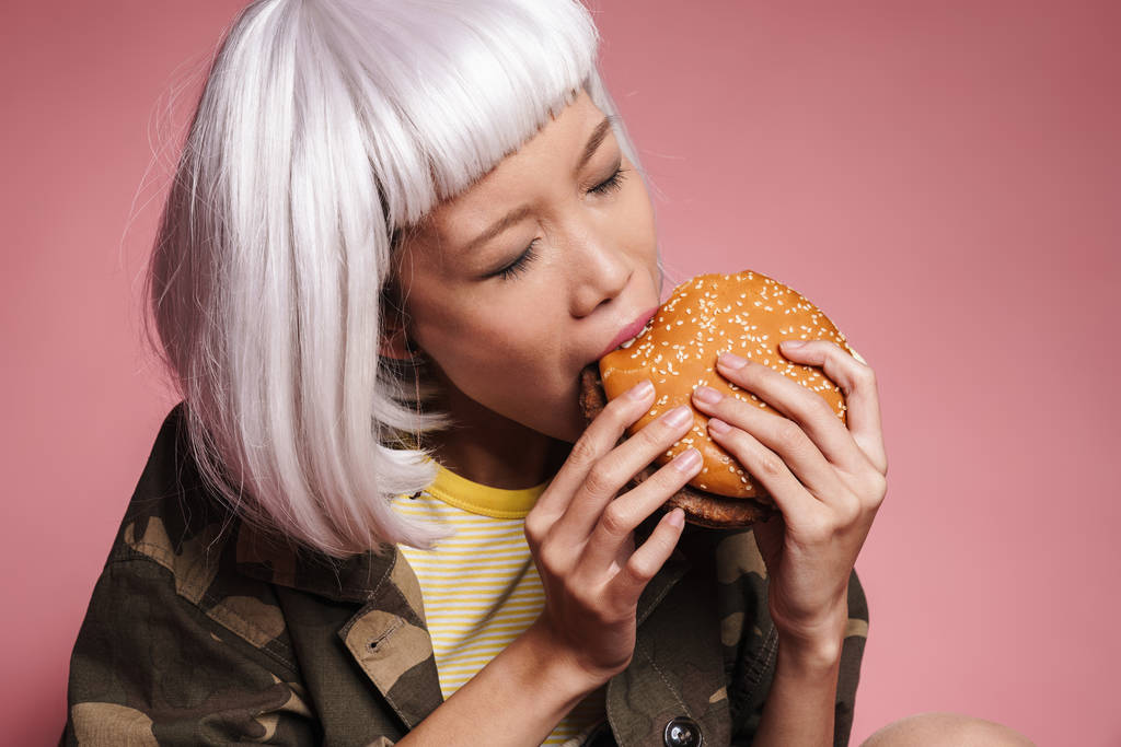 Image de jeune fille asiatique en perruque blanche s'amuser et manger gros
 - Photo, image
