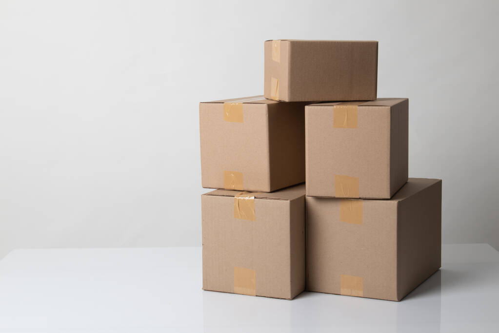 Montón de cajas de cartón con cinta de varios tamaños
 - Foto, Imagen