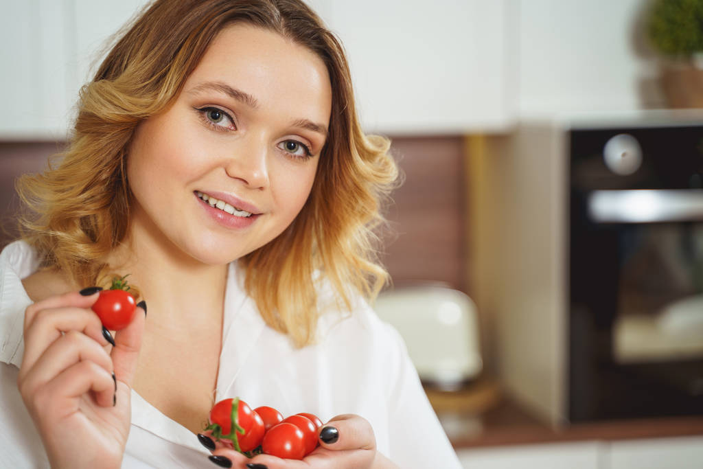 Красивая кудрявая девушка с помидорами черри
 - Фото, изображение