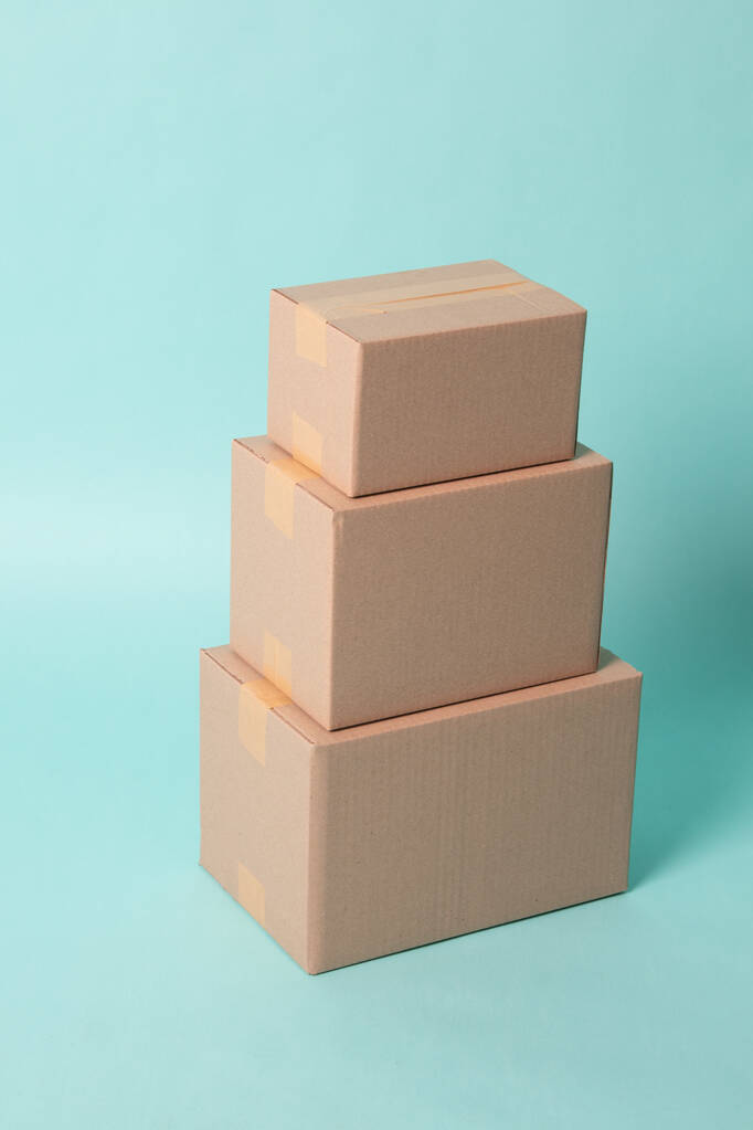 купа різних розмірів закріплених картонних коробок
 - Фото, зображення