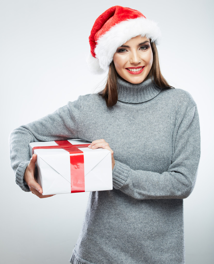 Santa dívka drží vánoční dárek - Fotografie, Obrázek