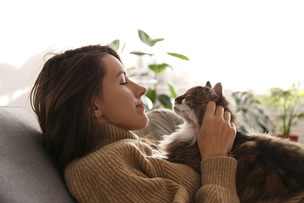 Charismatická mladá žena hraje se svou roztomilou kočkou. - Fotografie, Obrázek