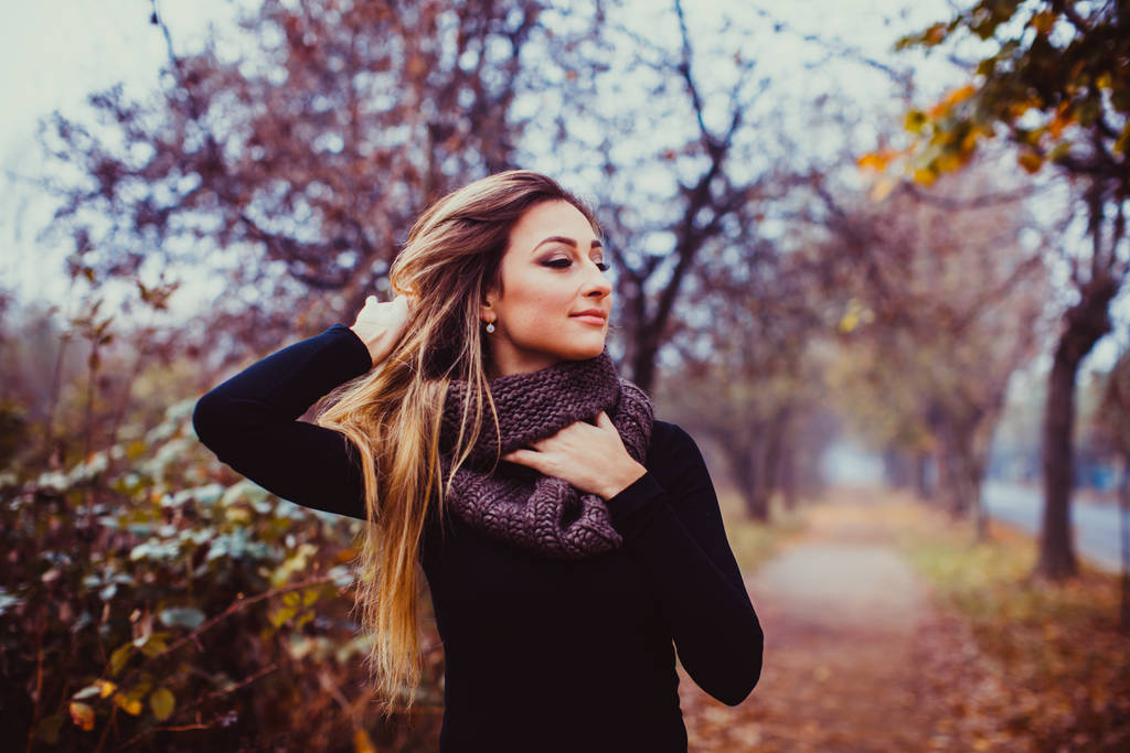 Mulher atraente com cabelos longos saudáveis desfrutando do dia de outono
. - Foto, Imagem
