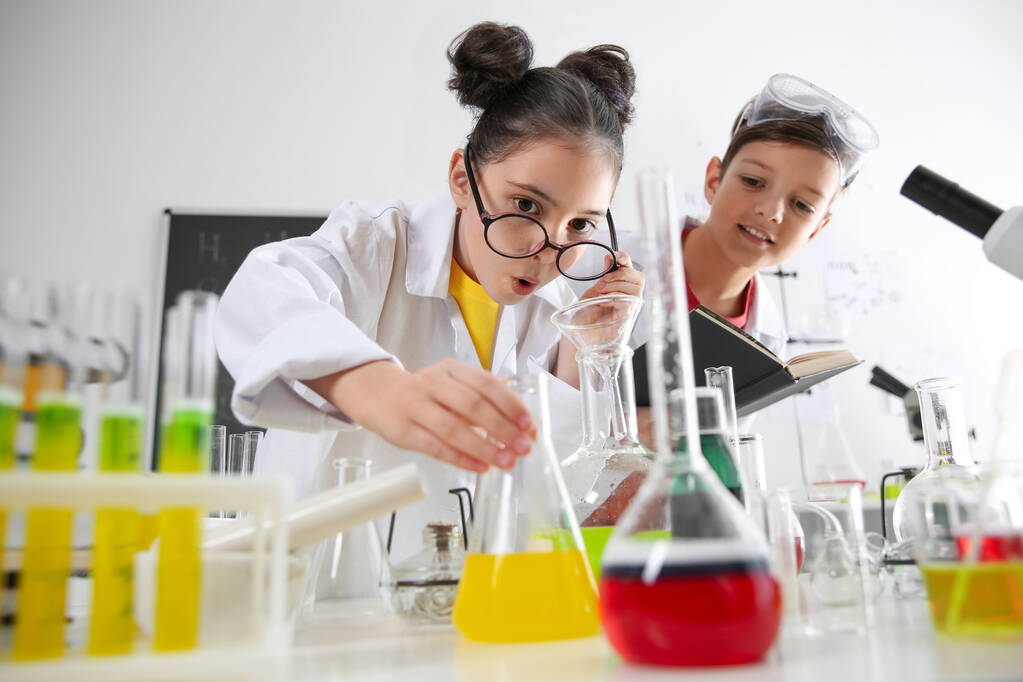 Kimya sınıfında deney yapan akıllı öğrenciler - Fotoğraf, Görsel