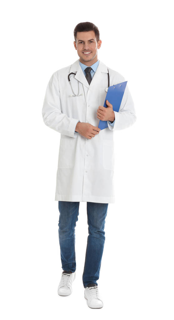 Dokter met klembord lopen op witte achtergrond - Foto, afbeelding