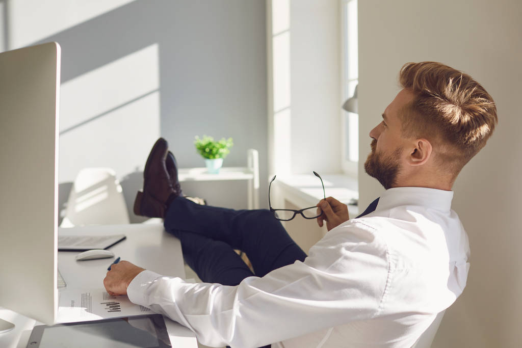 Homme d'affaires au repos détend la méditation des rêves sur le lieu de travail à la table avec un ordinateur dans le bureau - Photo, image