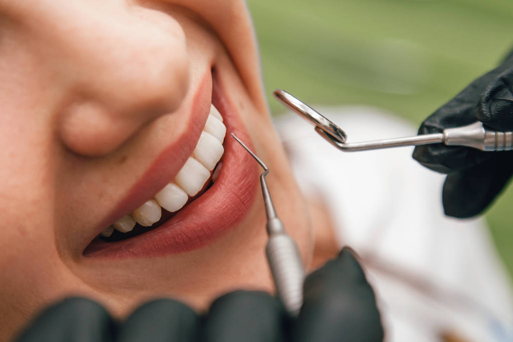 o dentista parece dentes saudáveis para o paciente
 - Foto, Imagem