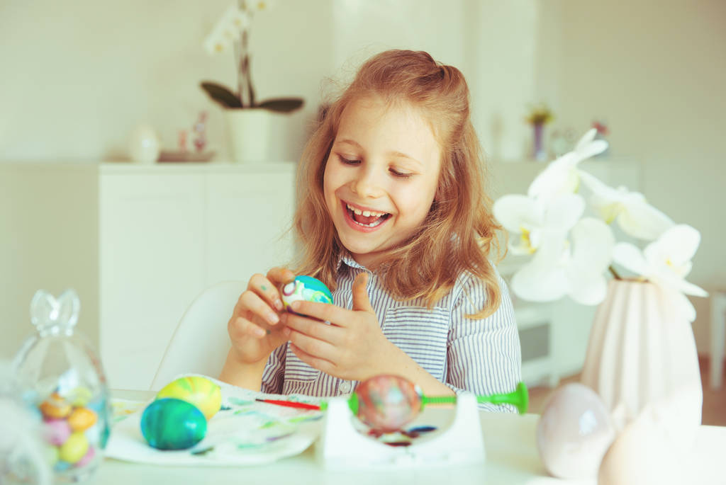 Petite fille blonde mignonne peignant des œufs de Pâques
 - Photo, image