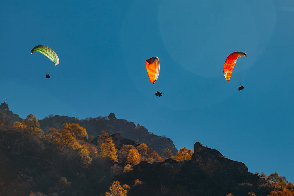 Vol de parapentes au-dessus des montagnes rocheuses d'automne
 - Photo, image