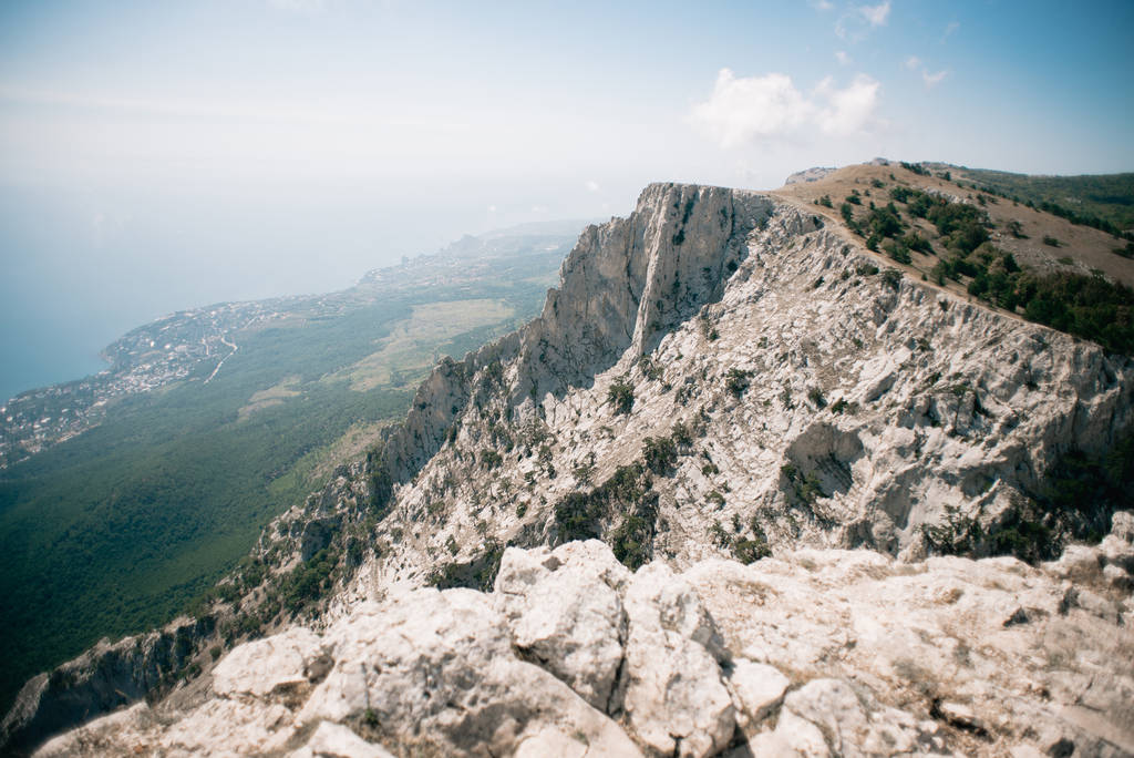 Βράχοι Ai Petri των βουνών της Κριμαίας. Ουκρανία. Μαύρη Θάλασσα στο φόντο. - Φωτογραφία, εικόνα