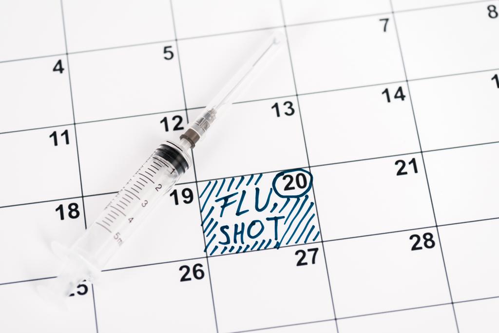шприц на календарі з позначеною датою та написом на грип
  - Фото, зображення