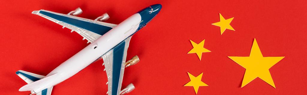 plano panorámico del avión de juguete en bandera roja china
  - Foto, Imagen