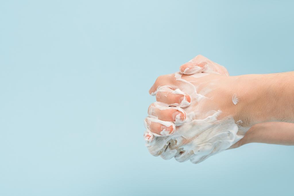 oříznutý pohled na muže mytí rukou izolovaných na modré  - Fotografie, Obrázek