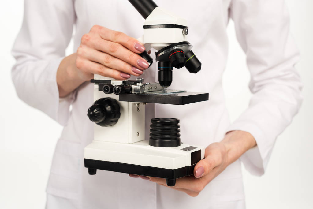 白衣を着た科学者が白衣に隔離された顕微鏡で  - 写真・画像